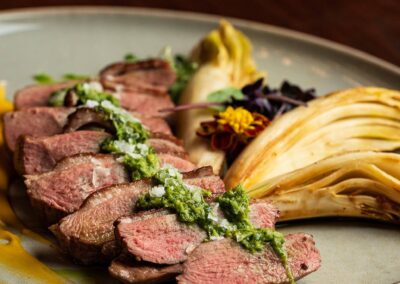 danie główne w restauracji.